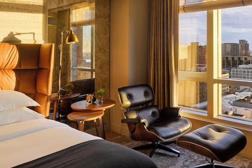 Penthouse | Hochwertige Bettwaren, Pillowtop-Betten, Zimmersafe, Schreibtisch