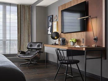 1 bedroom, premium bedding, pillowtop beds, in-room safe at Hotel AKA Boston Common