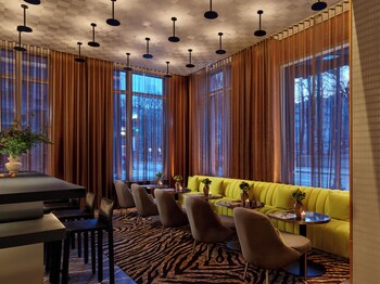 Serves breakfast and dinner at Hotel AKA Boston Common