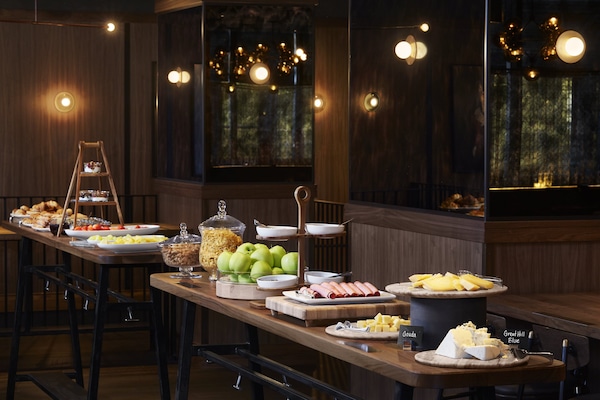 Breakfast and dinner served