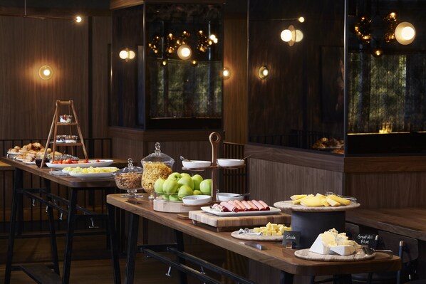 Petit déjeuner et dîner servis sur place