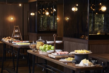 Breakfast and dinner served at Hotel AKA Boston Common
