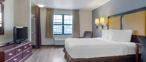 Escritorio, tabla de planchar con plancha, wifi gratis y ropa de cama