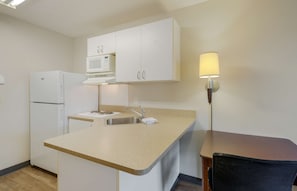 Studio, 1 grand lit, non-fumeur | Cuisine privée | Réfrigérateur grande capacité avec congélateur, four à micro-ondes