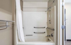 Studio, 1 queensize bed, toegankelijk voor mindervaliden, niet-roken | Badkamer | Een bad/douchecombinatie, gratis toiletartikelen, een haardroger