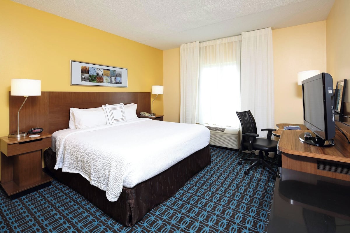 1 bedroom, desk, laptop workspace, blackout drapes
