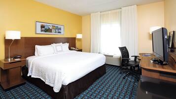 مكتب ومساحة عمل للكمبيوتر المحمول وستائر تعتيم وتجهيزات عازلة للصوت