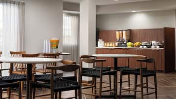 含每日吃到飽早餐