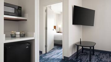 Executive Suite, 1 Bedroom | 1 bedroom, desk, laptop workspace, blackout drapes