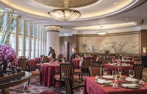 4 restaurantes, se sirve desayuno 