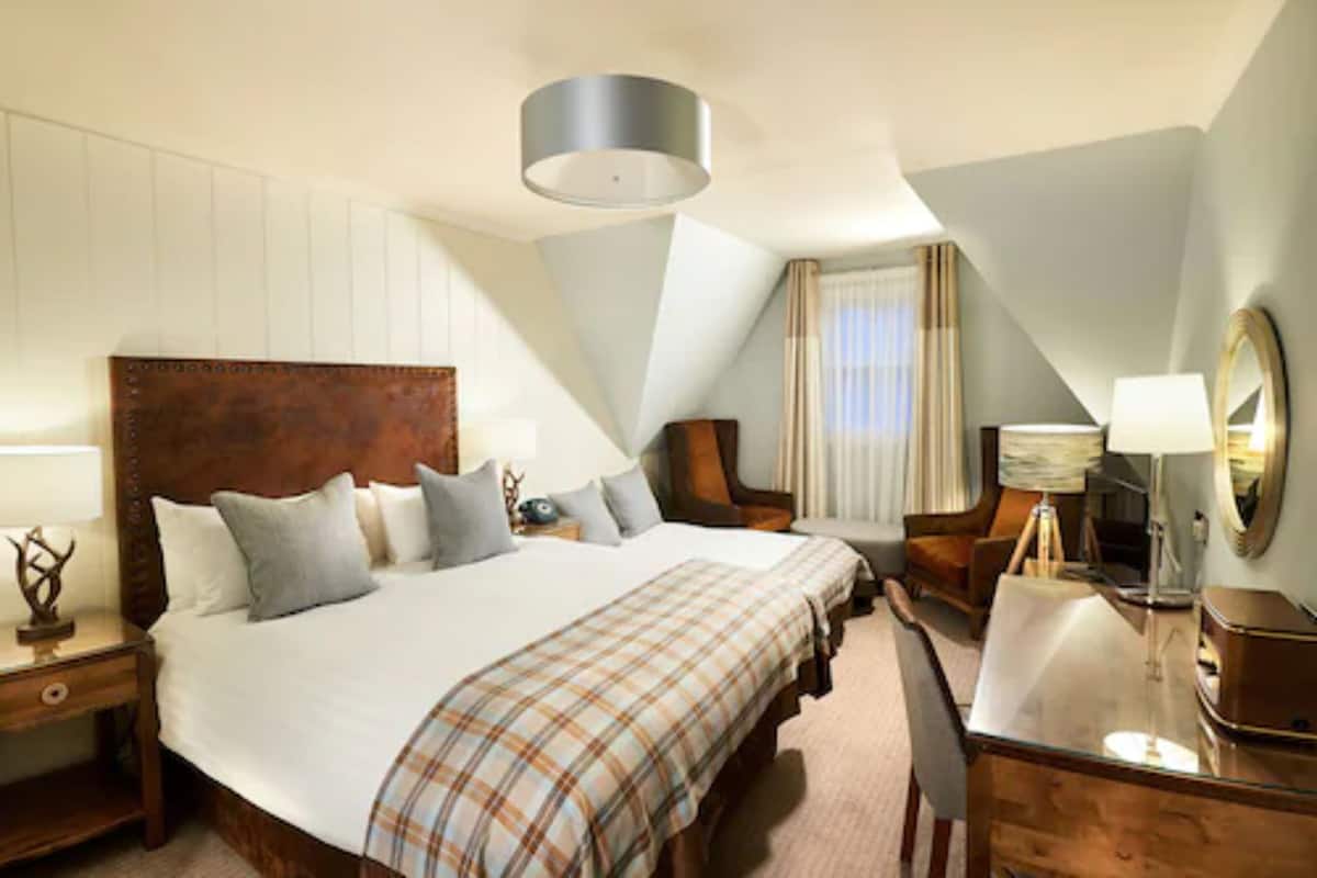 Family Room | Desk, laptop workspace, free WiFi, bed sheets