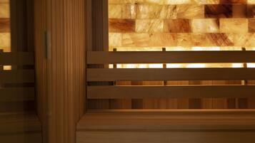Un banco de madera con respaldo y una pared con diseño decorativo.