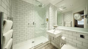 Combined shower/bathtub, free toiletries, hair dryer, towels