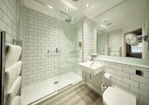 Combined shower/bathtub, free toiletries, hair dryer, towels - Loch Fyne Hotel And Spa (Inveraray)