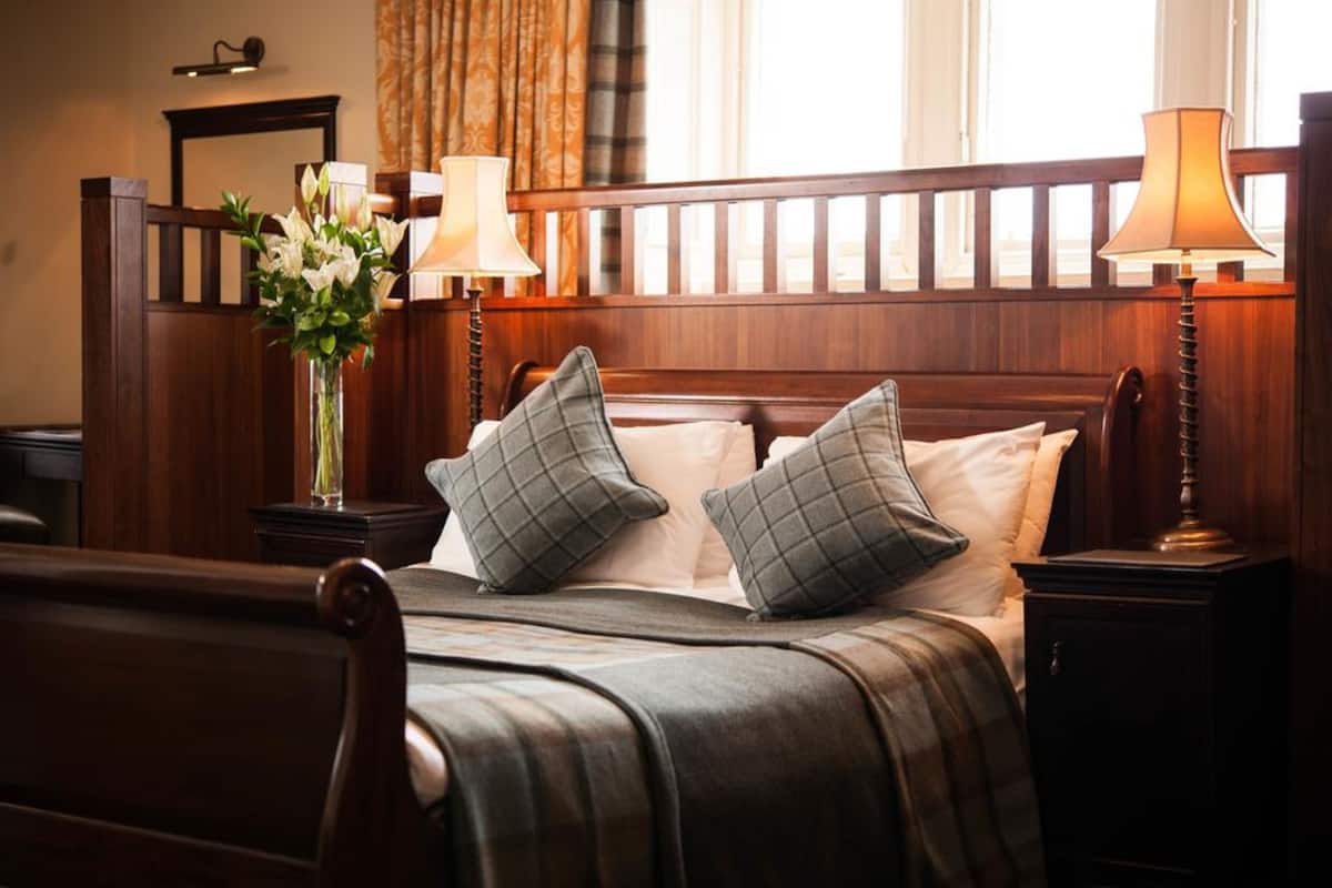 Feature King Room | Desk, laptop workspace, free WiFi, bed sheets