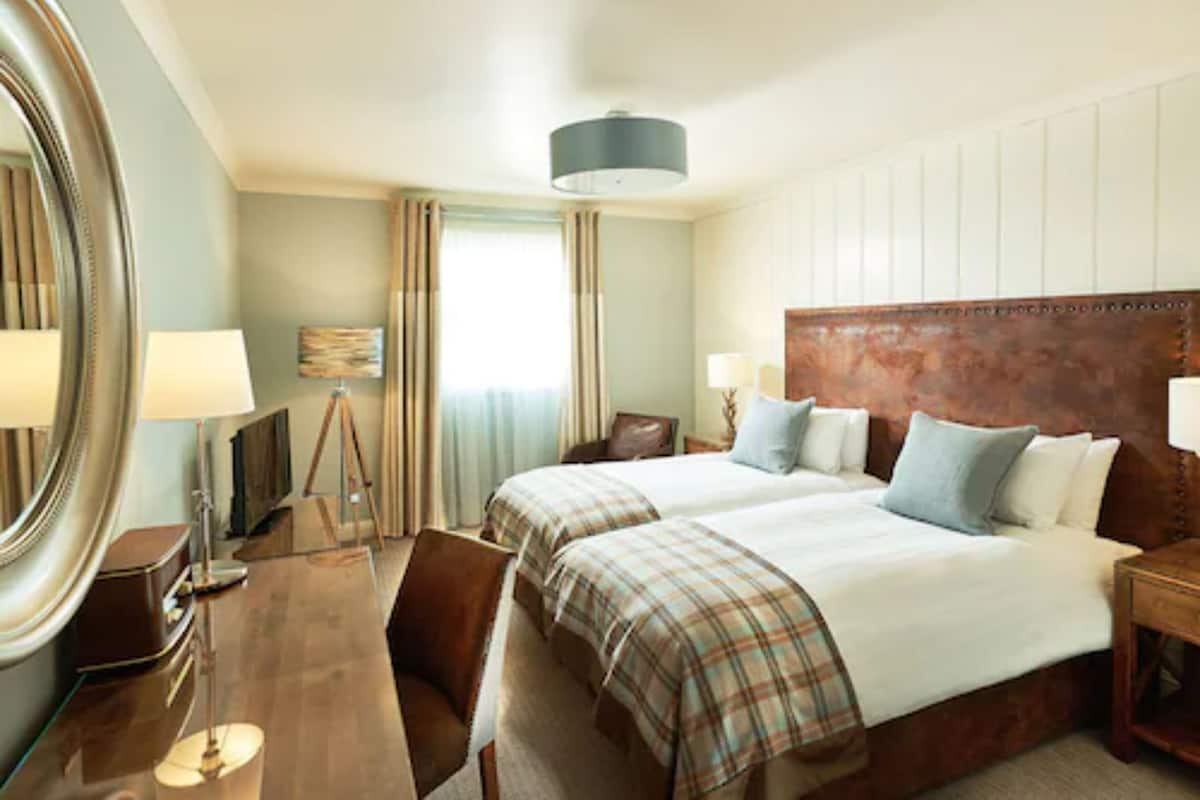 Desk, laptop workspace, free WiFi, bed sheets