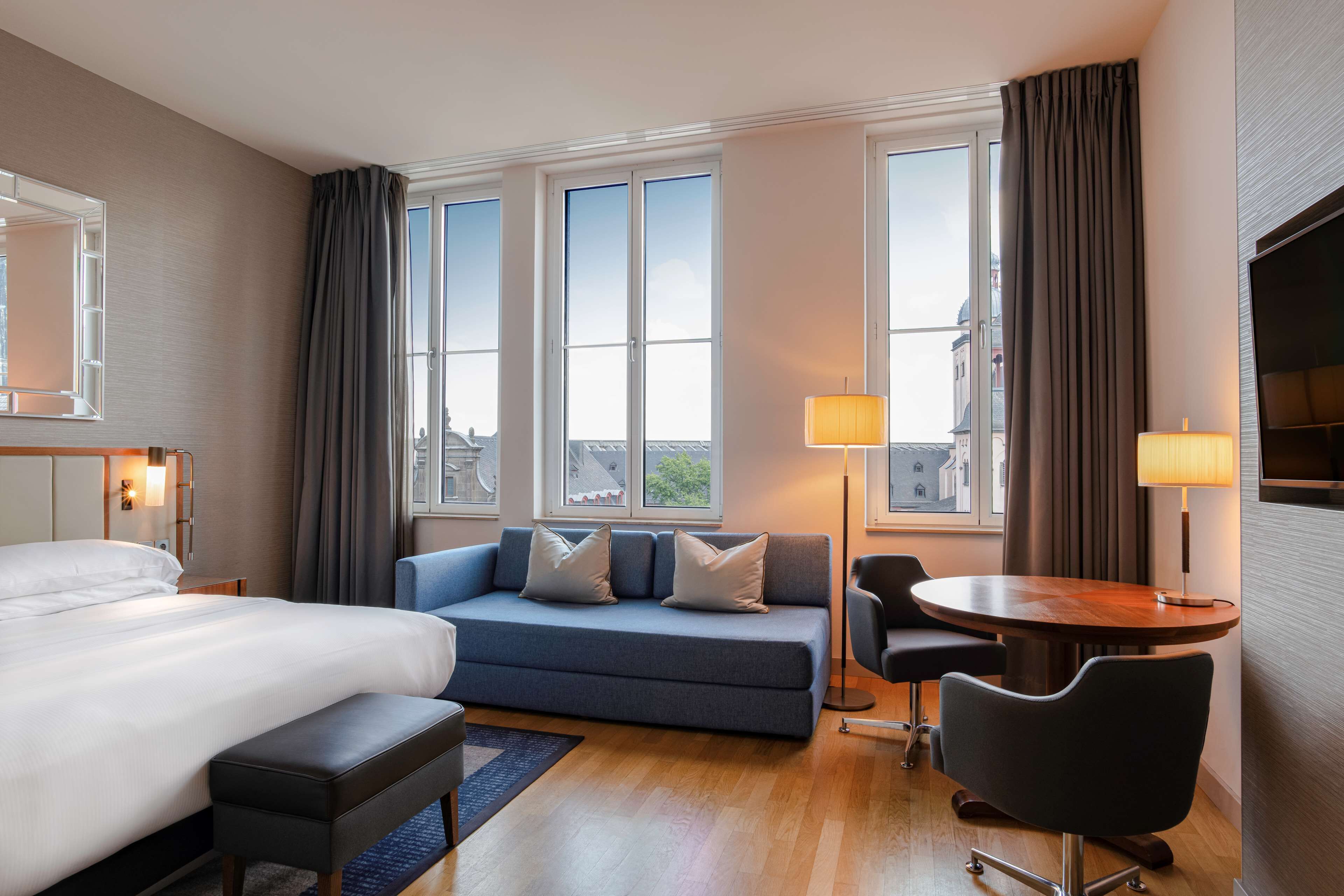 Rom – deluxe, 1 kingsize-seng (Cathedral Dom View) | Sengetøy av topp kvalitet, memory foam-senger, minibar og safe på rommet