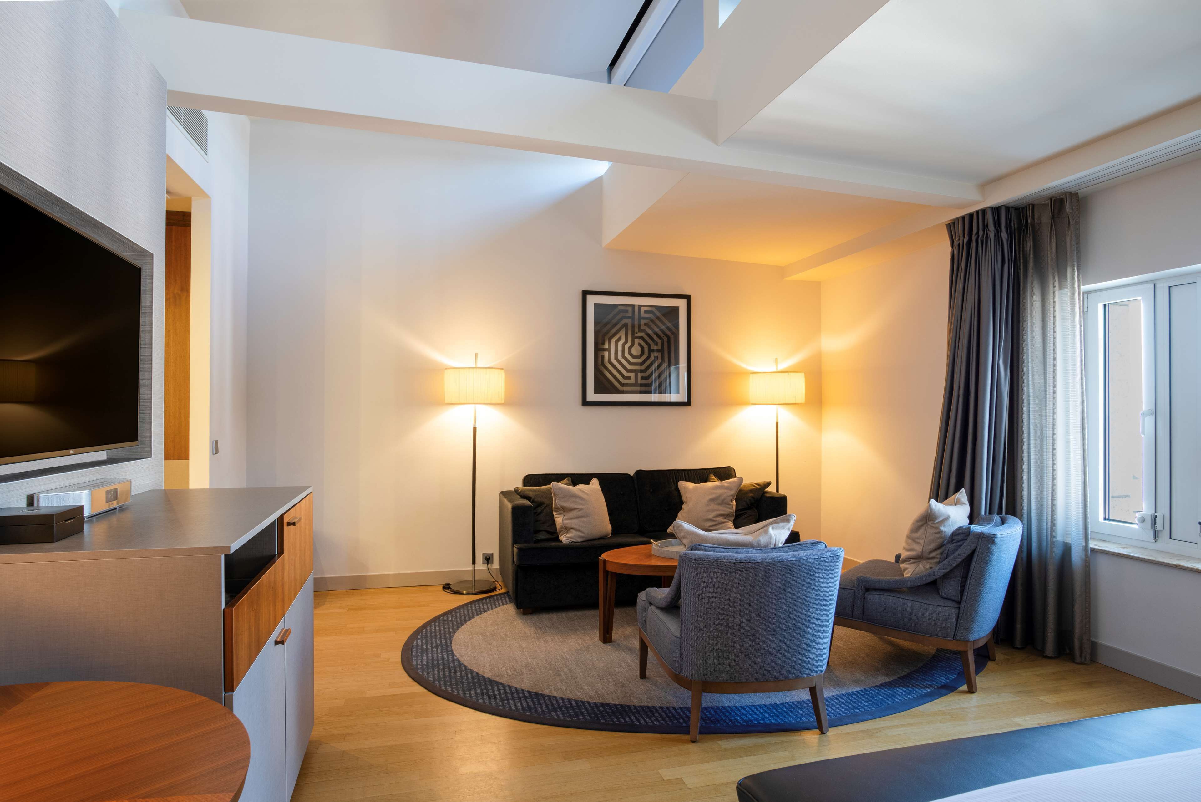 junior suite, 1 king bed | 1 bedroom, premium bedding, memory-foam beds, minibar