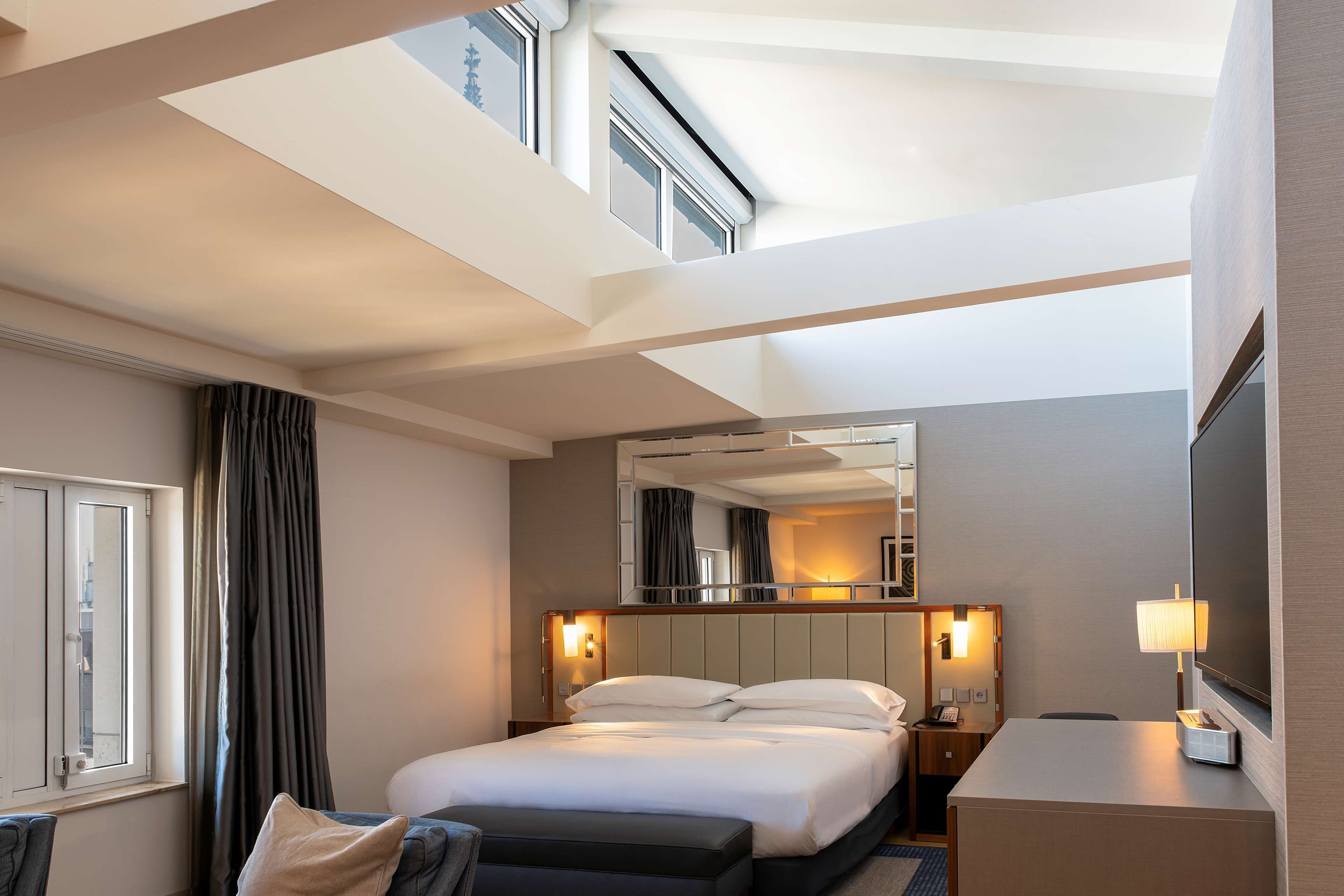 junior suite, 1 king bed | 1 bedroom, premium bedding, memory-foam beds, minibar