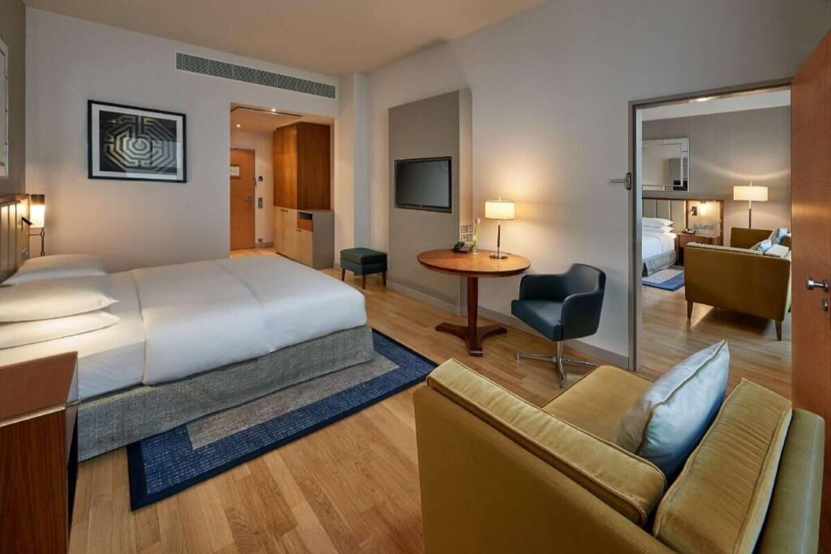 Ropa de cama de alta calidad, camas con efecto memoria y minibar 