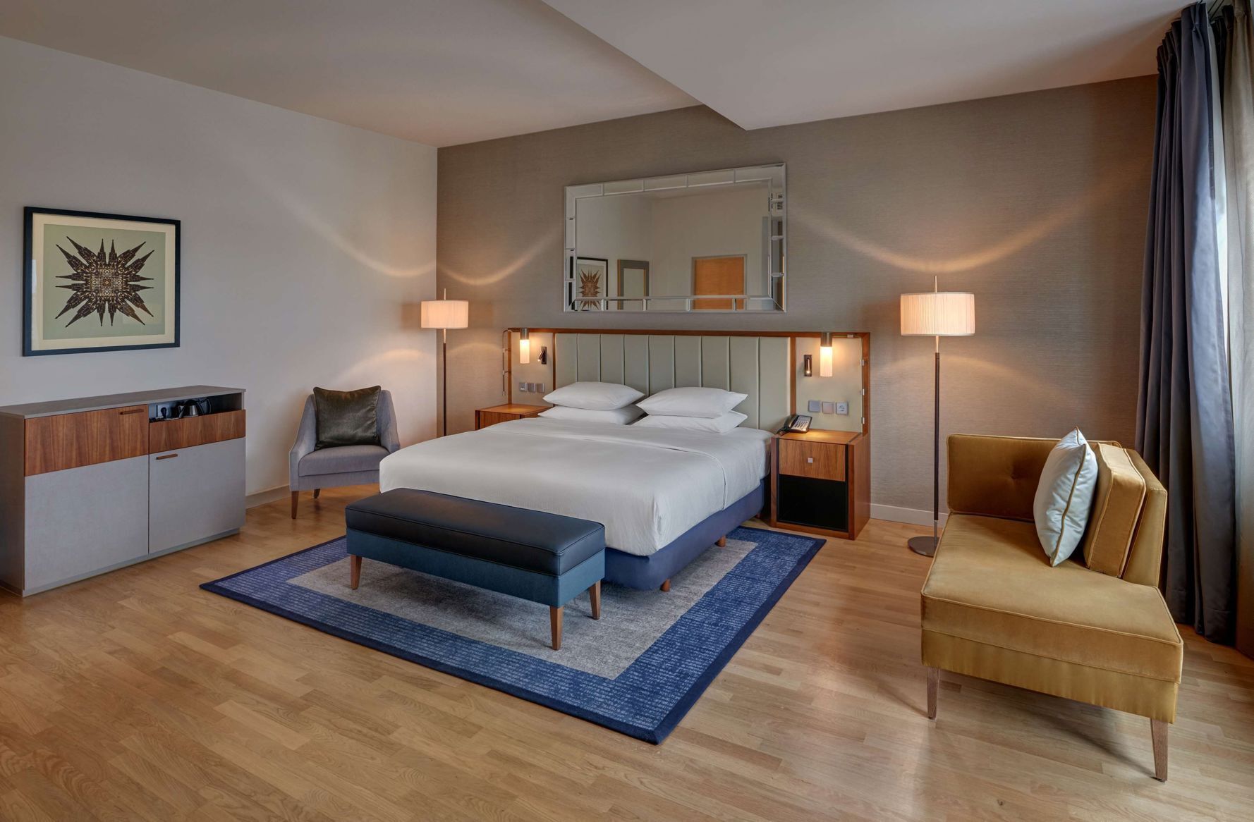 Sengetøy av topp kvalitet, memory foam-senger, minibar og safe på rommet