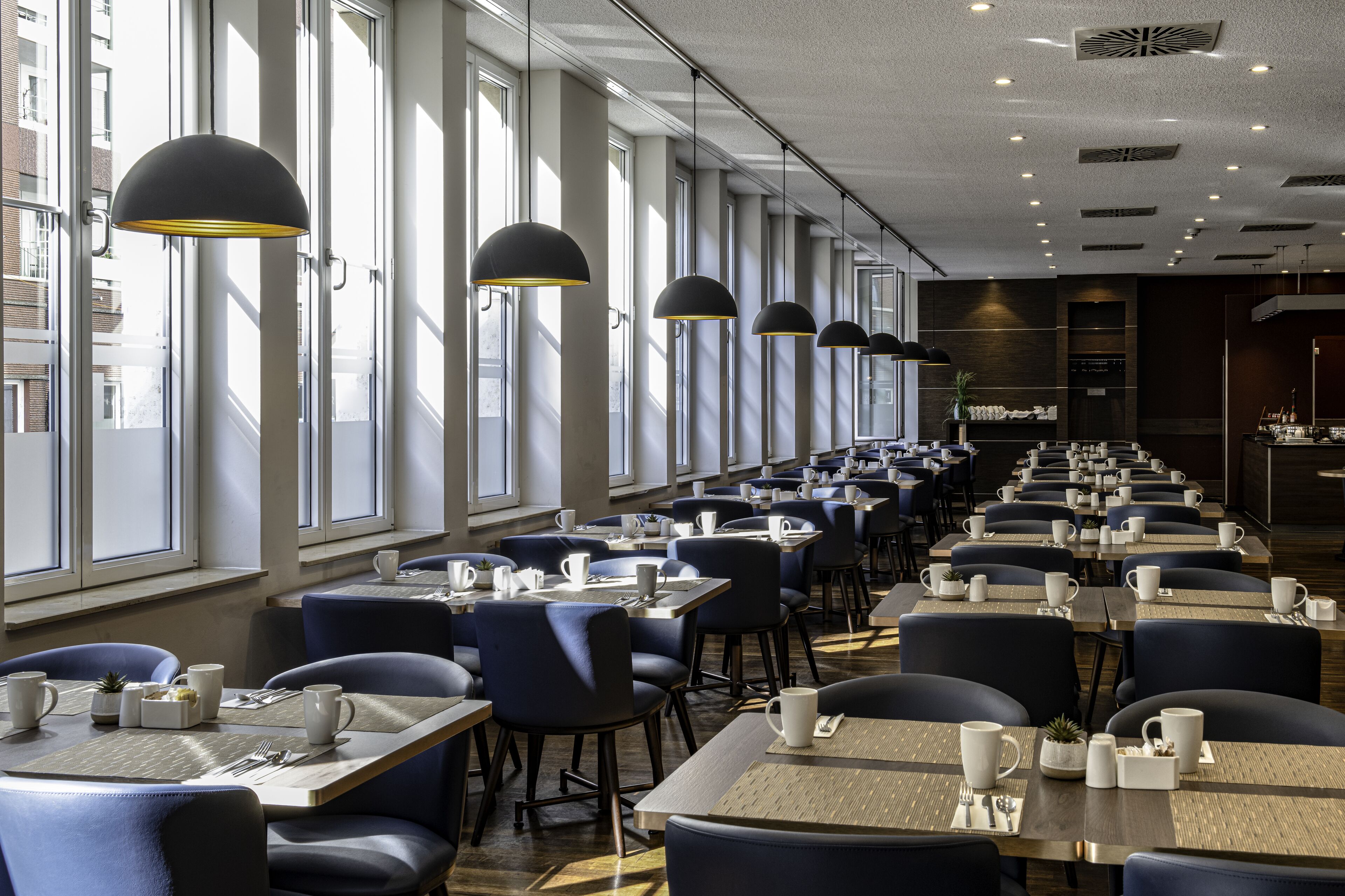 Bữa sáng buffet hàng ngày (35 EUR/mỗi người) 