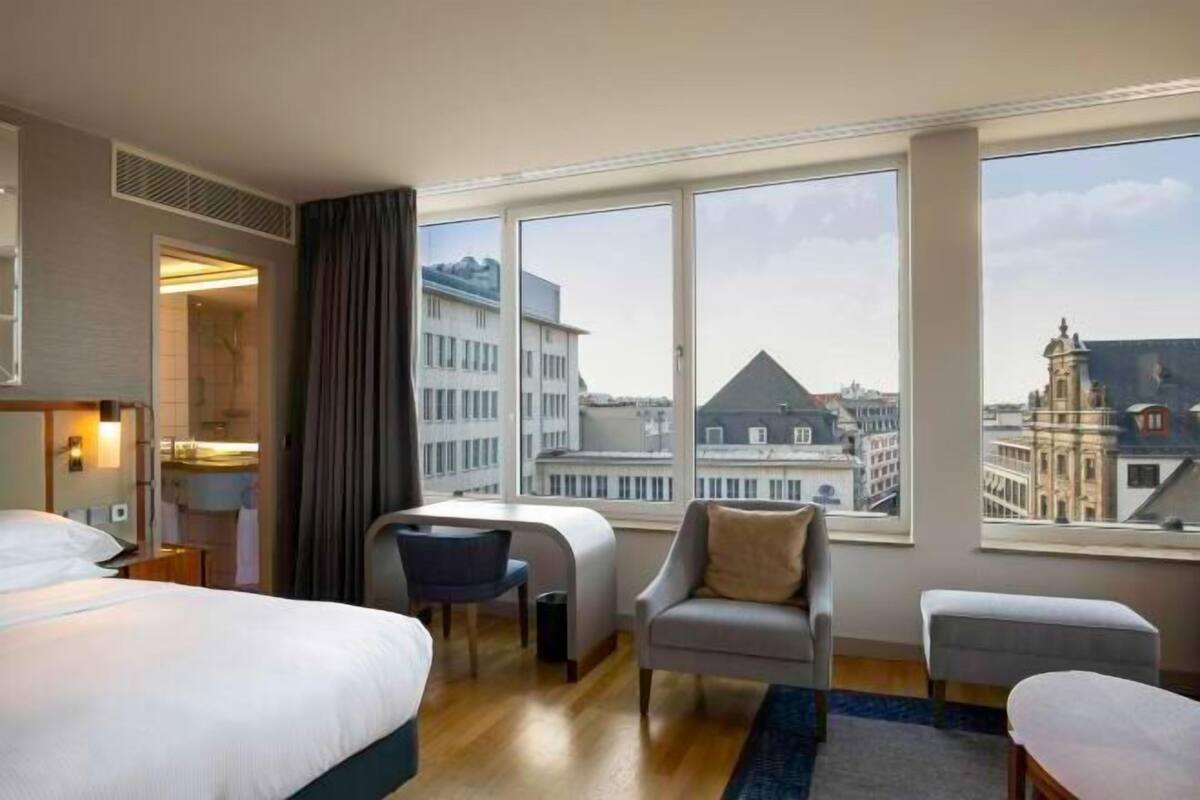 Ropa de cama de alta calidad, camas con efecto memoria y minibar 
