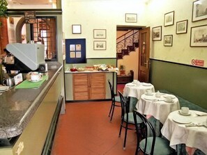 Se ofrece un desayuno bufé todos los días (por un coste adicional)