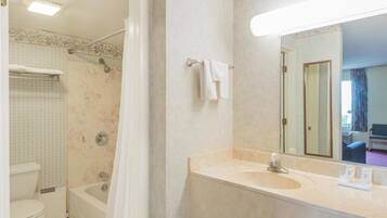 Combined shower/bathtub, free toiletries, towels