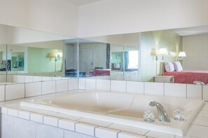 Combined shower/bathtub, free toiletries, towels