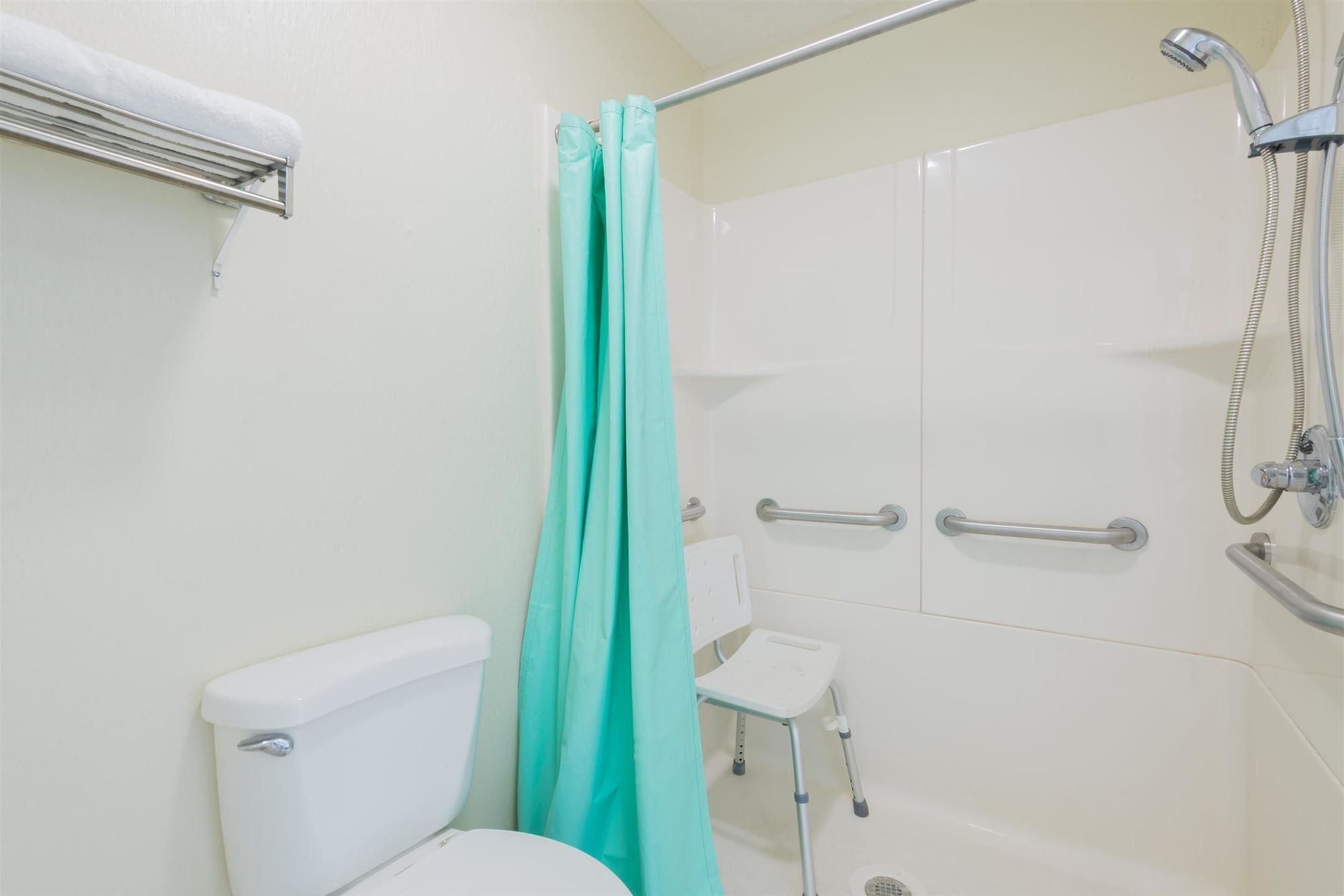 Kombinasi shower/bathtub, perlengkapan mandi gratis,  dan handuk