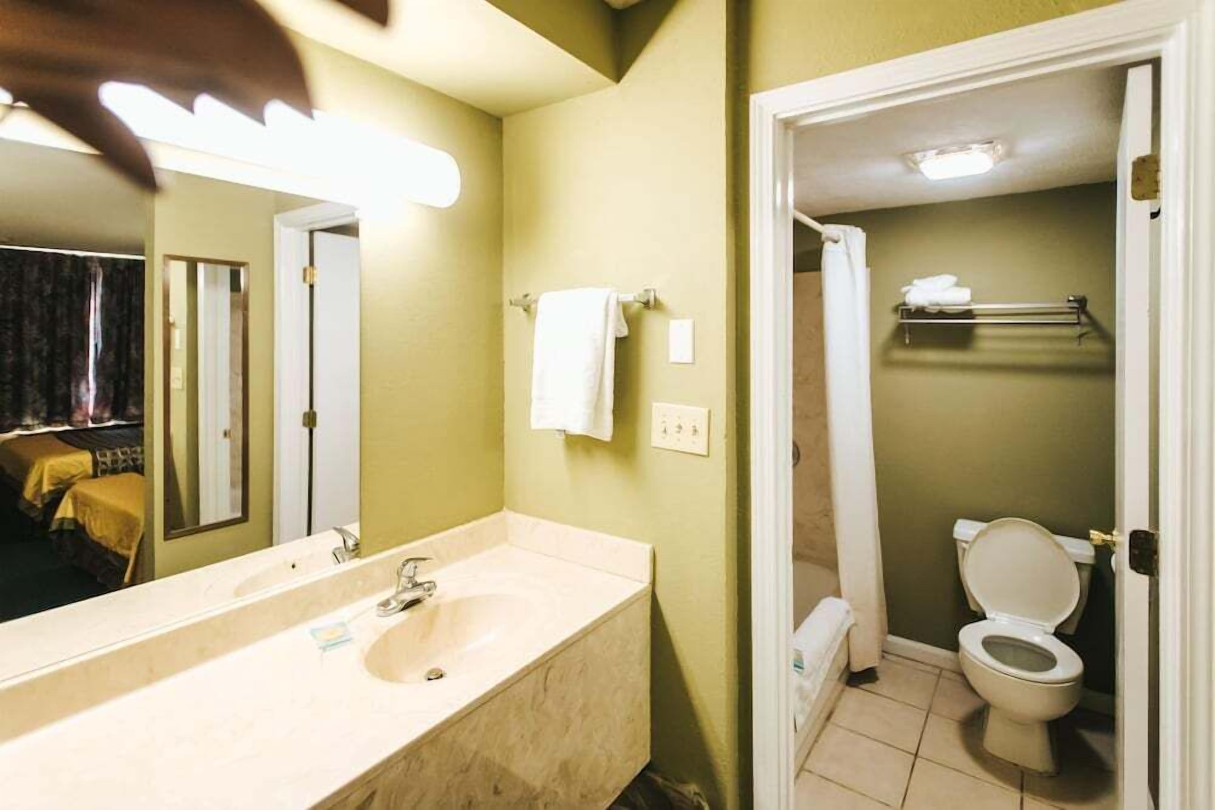Ensemble douche/baignoire, articles de toilette gratuits
