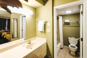 Ducha y bañera combinadas y artículos de higiene personal gratuitos