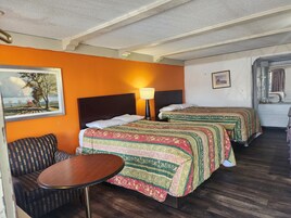 Quarto, 2 camas de casal, para fumantes | 1 quarto, cortinas blackout, ferros/tábuas de passar roupa