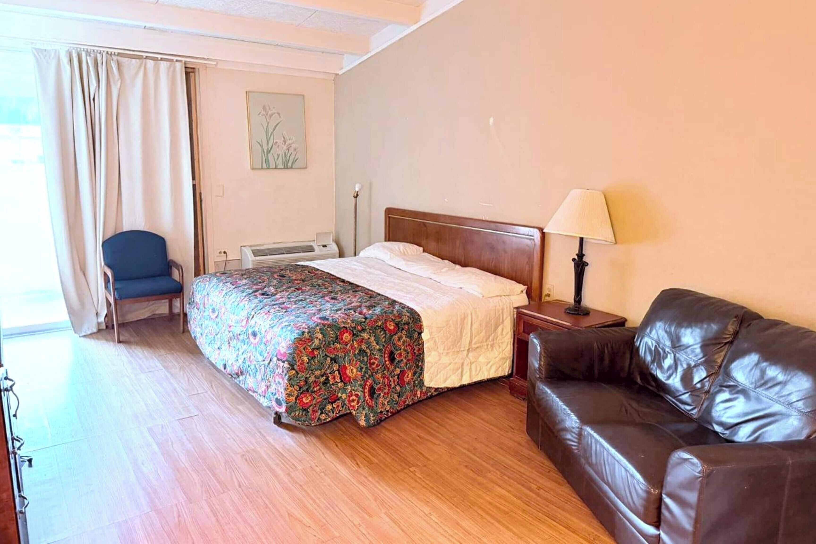 Iron/ironing board, bed sheets