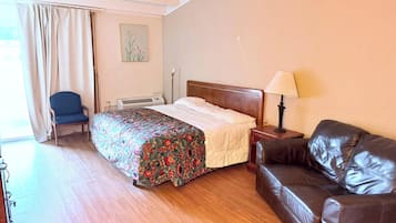 Habitación, 1 cama de matrimonio, no fumadores | Tabla de planchar con plancha y ropa de cama