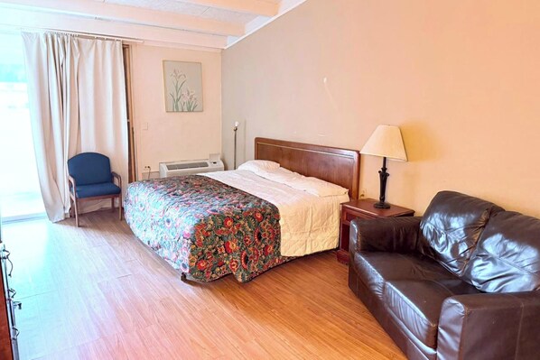 Room, 1 Queen Bed, Non Smoking | Iron/ironing board, bed sheets