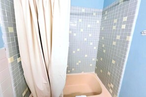 Bathroom - Campus Inn by Hotel O Gainesville - University Area (Gainesville)