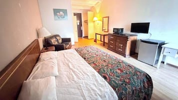 Chambre, 1 grand lit, non-fumeur | Fer et planche à repasser, literie fournie