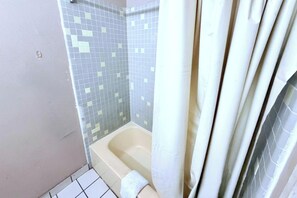 Room, 1 Katil Raja (King), Non Smoking | Bilik Mandi | Kelengkapan dandanan diri percuma, pengering rambut, tuala disediakan 