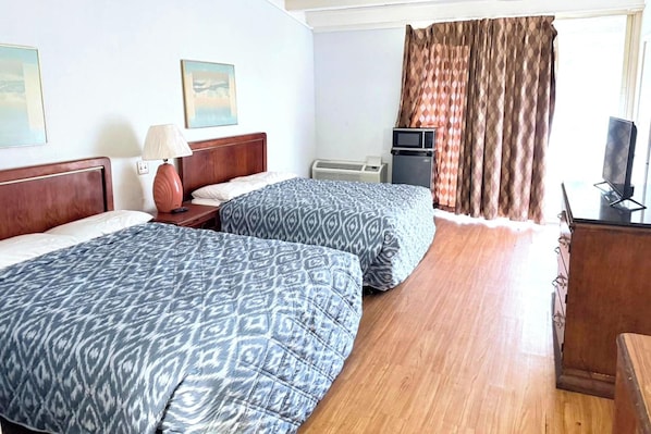 Habitación, 2 camas Queen size, para no fumadores | Tabla de planchar con plancha y ropa de cama