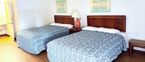 Chambre, 2 grands lits, non-fumeur | Fer et planche Ă repasser, literie fournie