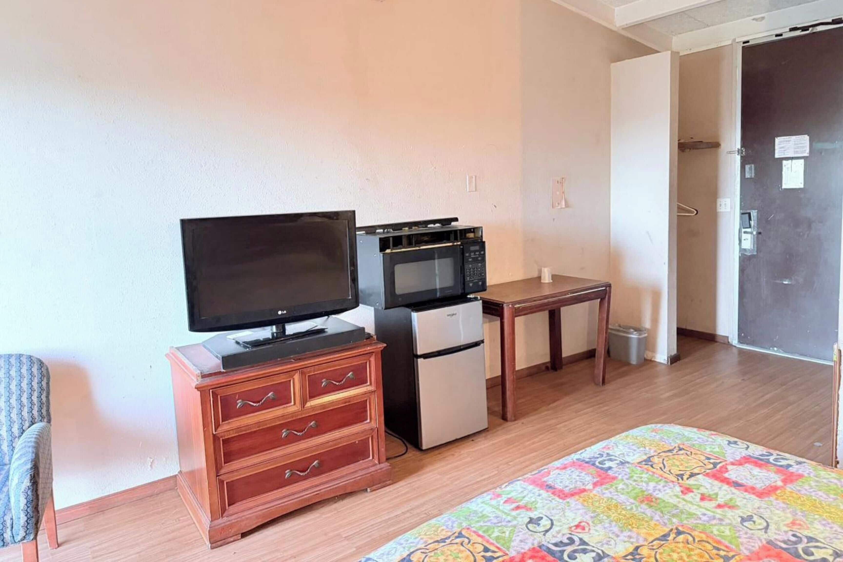 Iron/ironing board, bed sheets