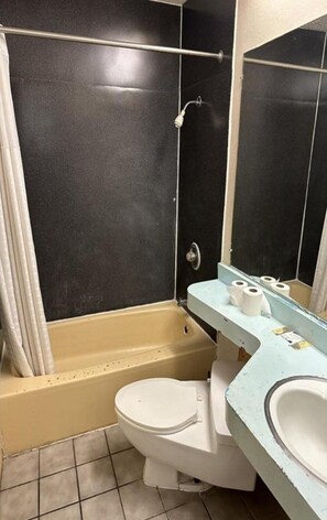 Badkamer | Een bad/douchecombinatie, gratis toiletartikelen, een haardroger