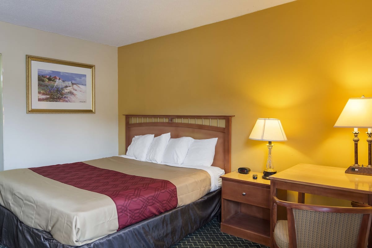 Standard Room, 1 King Bed, Non Smoking | Desk, free WiFi, bed sheets