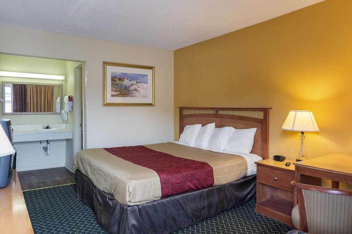 Standard Room, 1 King Bed, Smoking | Desk, free WiFi, bed sheets