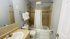 Family Suite | Bathroom | Combined shower/tub, free toiletries, towels - Falls Lodge by the Falls (Niagara Falls)