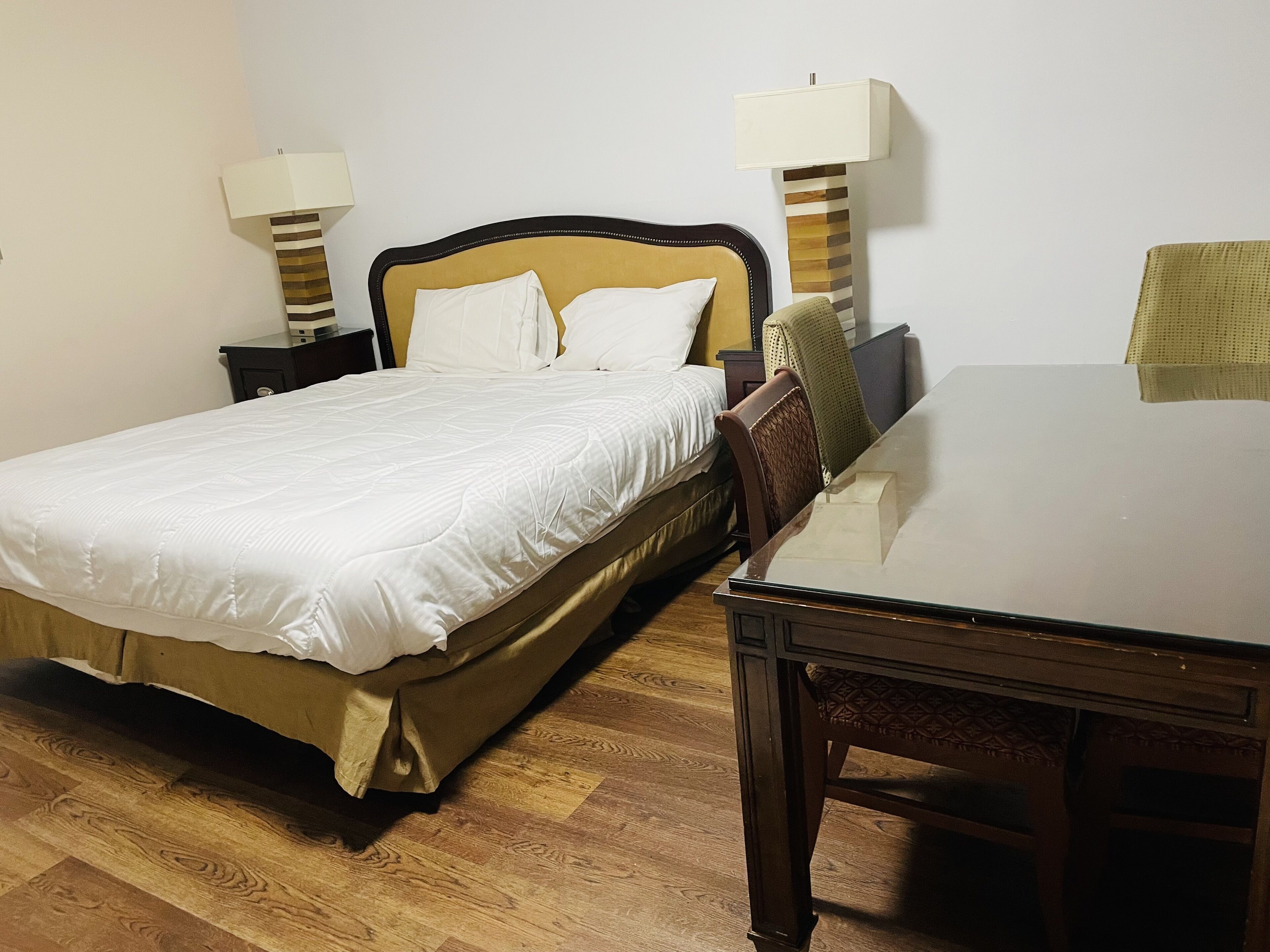 Schreibtisch, Bügeleisen/Bügelbrett, kostenlose Babybetten