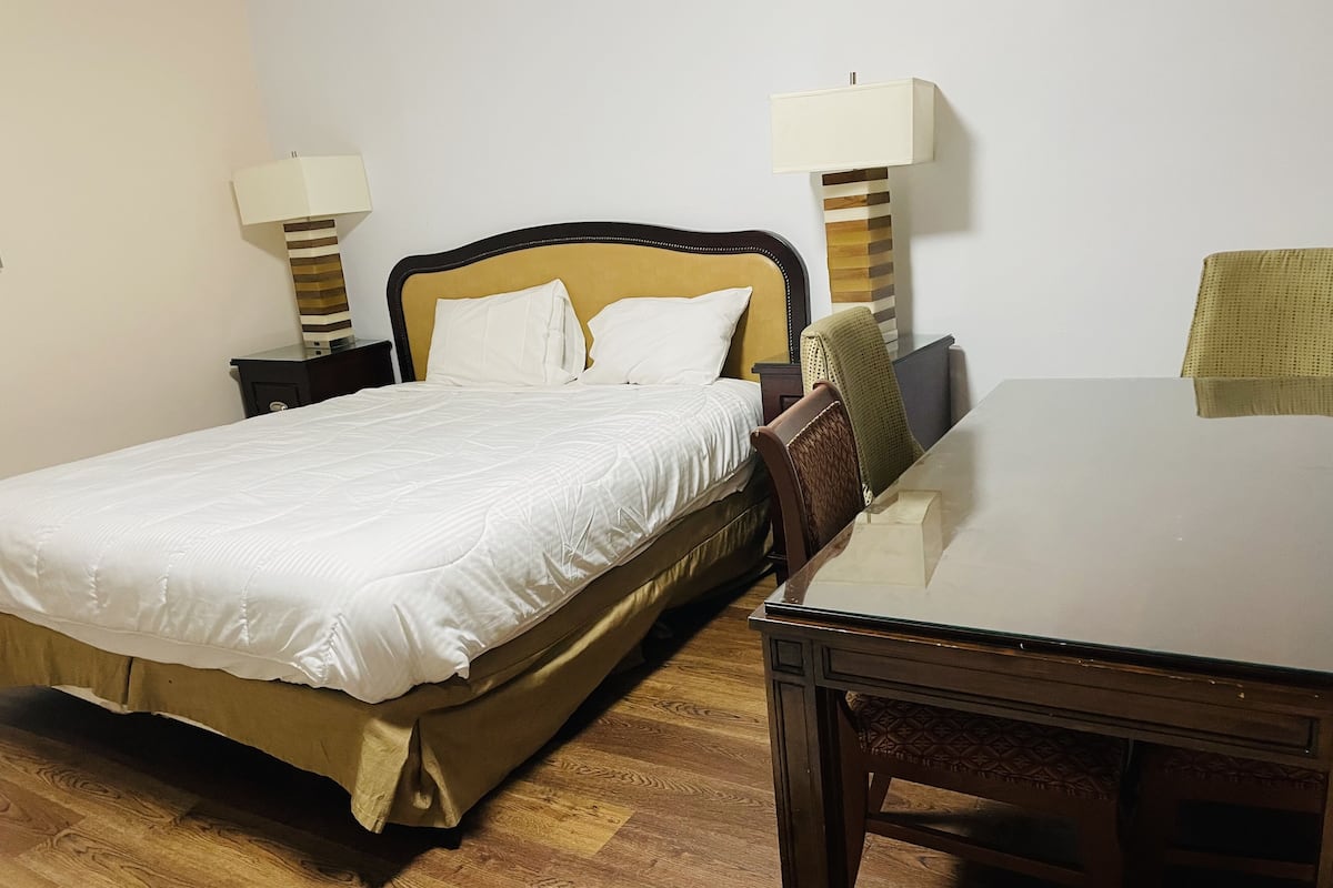 Schreibtisch, Bügeleisen/Bügelbrett, kostenlose Babybetten