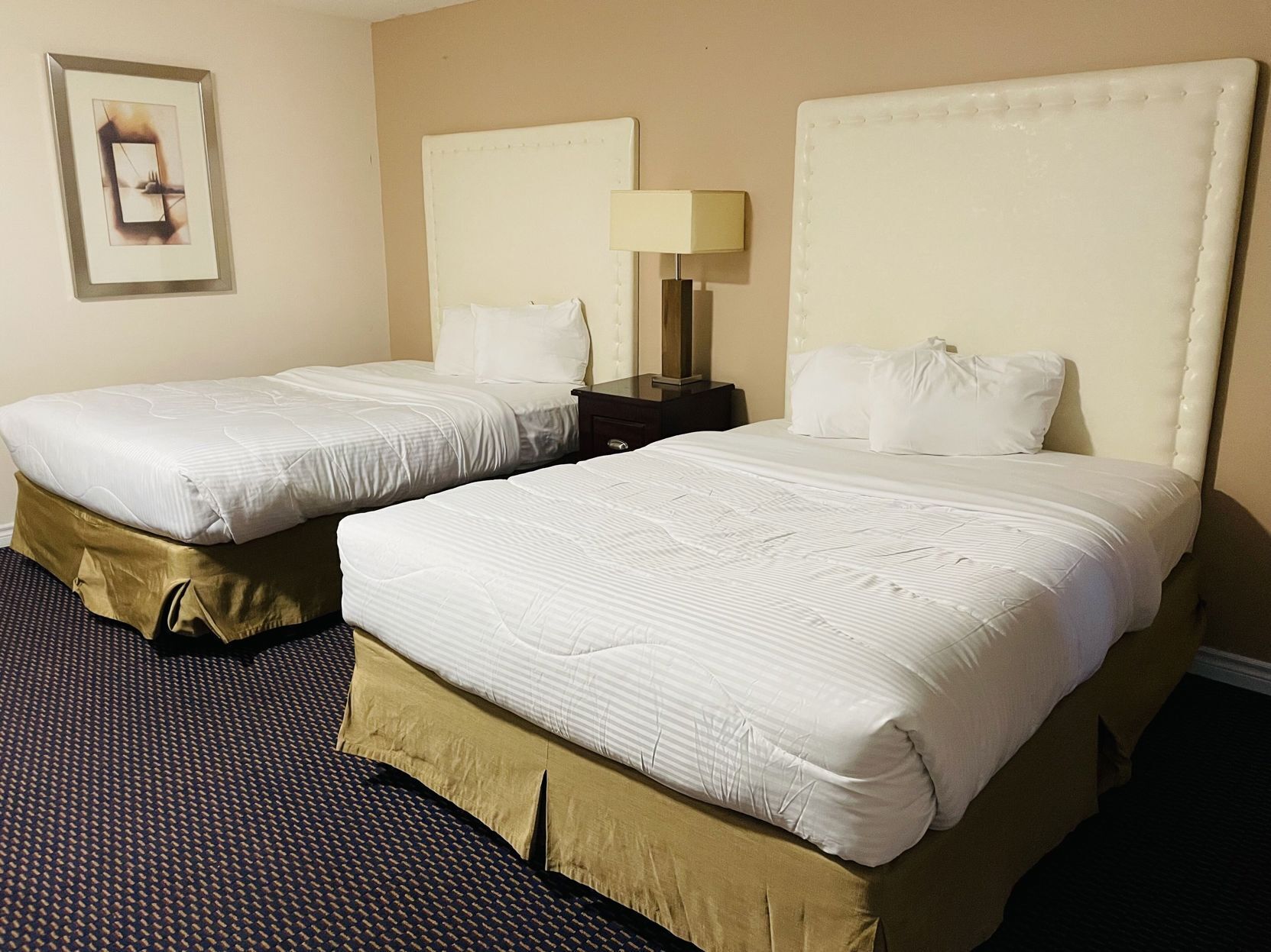 Schreibtisch, Bügeleisen/Bügelbrett, kostenlose Babybetten